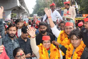 बरेली: सपा नेत्री ने बाइक रैली निकालकर दिखाई जनता में पकड़