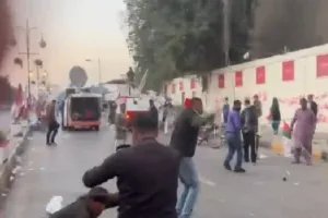 Pakistan: कराची में पुलिस और प्रदर्शनकारियों में हिंसक झड़प, एक की मौत, दर्जनों घायल