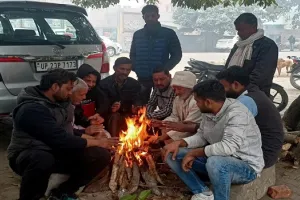 अमरोहा : ठंड से बचने के लिए लोगों ने अलाव का लिया सहारा
