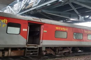 मुरादाबाद : अवध आसाम के एसी कोच में धुआं उठने से मचा हड़कंप