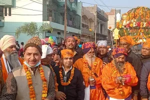 संभल : प्रकाशोत्सव पर निकली शोभायात्रा का कई जगह स्वागत