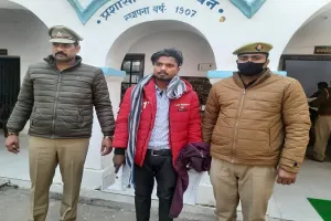 मुरादाबाद : दुकान में कूमल लगा कर चोरी करते नाबालिग छात्र सहित 2 पकड़े