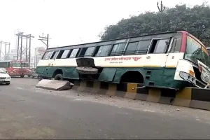 मुरादाबाद : कोहरे के कारण डिवाइडर पर रोडवेज बस चढ़ी, यात्री घायल