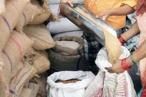 मुरादाबाद : मुफ्त राशन लेने पहुंचे कार्डधारक, सामाजिक दूरी नदारद