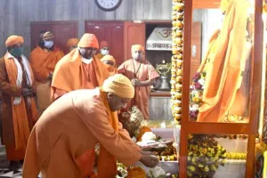 मुख्यमंत्री योगी ने बाबा गोरखनाथ को चढ़ाई खिचड़ी, मेला परिसर में किया भ्रमण