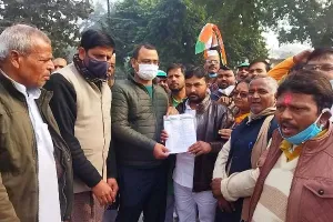 अयोध्या: रियल एस्टेट कंपनियों के खिलाफ कांग्रेस ने प्रदर्शन कर सौंपा ज्ञापन
