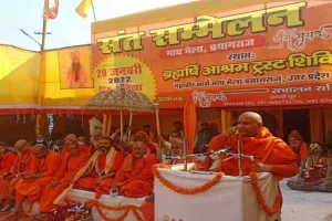 प्रयागराज की धर्म संसद में बापू का अपमान! स्वामी नरेंद्रानंद सरस्वती ने दिया यह विवादित बयान