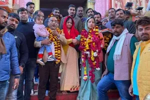 अयोध्या: टिकट मिलते ही आरती ने हनुमानगढ़ी में झुकाया शीश, मीडिया के सामने हुईं भावुक