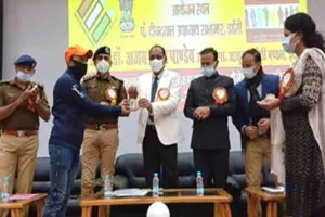 झांसी में राष्ट्रीय मतदाता दिवस पर मतदाताओं दिलाई गई शपथ