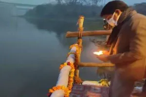रायबरेलीः शहीद किसानों की याद में एडीएम ने सई नदी पर किया दीपदान