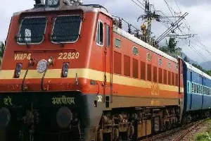 रेल यात्रियों के लिए बड़ी खबर: लखनऊ से गुजरने वाली ट्रेनें रहेंगी डायवर्ट, जानें वजह