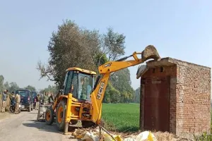 रायबरेली: पुलिस ने ठेका पर चलवाया बुलडोजर, प्रधान की गिरफ्तारी के लिए दी जा रही दबिश