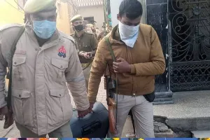 कन्नौज: इत्र कारोबारी के घर में मिली करोड़ों की नकदी, मशीन से गिने गये नोट