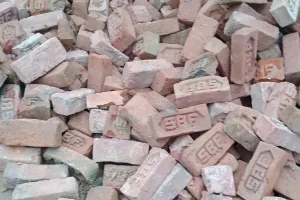 बहराइच: खड़ंजा निर्माण में घटिया सामग्री प्रयोग होने पर जेई ने लगाई रोक