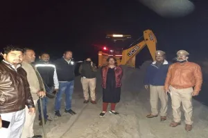 बाराबंकी: उपजिलाधिकारी ने पकड़ी अवैध बालू खनन कर रही जेसीबी