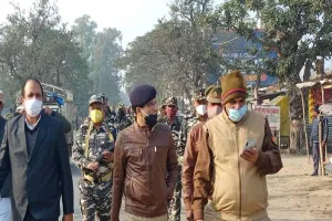 बहराइच: एसडीएम व सीओ के साथ संवेदनशील बूथों का अर्ध सैनिक बल के जवानों ने लिया जायजा