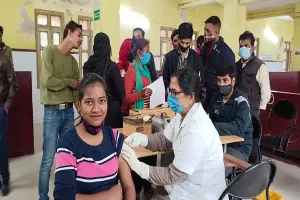 कोरोना हराने के लिए किशोर व किशोरियों को लगने लगी वैक्सीन