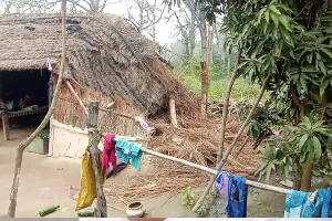 बहराइच: हाथियों के झुंड ने ढहाया ग्रामीणों का आशियाना