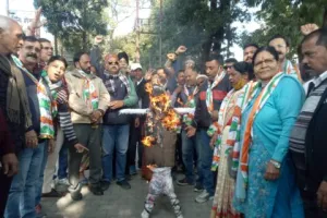 हल्द्वानी: महंगाई, बेरोजगारी और भ्रष्टाचार पर कांग्रेसियों ने फूंका धामी सरकार का पूतला