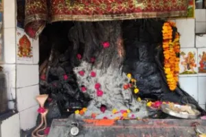 उत्तराखंड: कालू सिद्ध बाबा का अनोखा मंदिर, यहां मुरादें पूरी होने पर श्रद्धालु चढ़ातें हैं गुड़