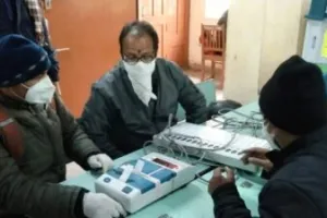 हल्द्वानी: पीठासीन और मतदान अधिकारियों ने जाना EVM और VVPAT कैसे करती है काम