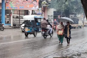 अमरोहा : रिमझिम बारिश ने बढ़ाई ठंड, लोग ठिठुरे