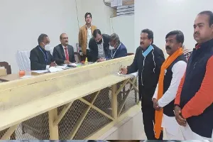 यूपी चुनाव 2022: अखिलेश के खिलाफ भाजपा ने केंद्रीय मंत्री को बनाया उम्मीदवार, नामांकन करने पहुंचे बघेल