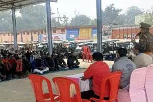 यातायात प्रभारी ने ई-रिक्शा चालकों को दिए हाई सिक्योरिटी नंबर प्लेट लगवाने के निर्देश