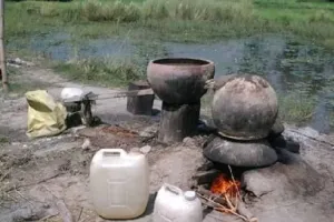 बरेली: कच्ची शराब बिकने का वीडियो वायरल, ढाबों पर चेकिंग