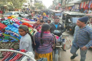 अयोध्या: यहां तो चौक-बाजारों से लेकर दफ्तरों तक लोग कोरोना से बेखौफ…