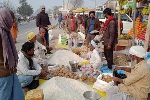 बहराइच: गणेश चतुर्थी व्रत पर बाजारों में खरीदारी के लिए लगी भीड़