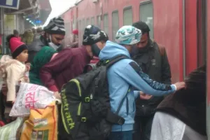 बरेली: कोच से निकला धुआं, तीन घंटे लेट हुई अवध असम एक्सप्रेस