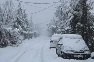 जम्मू-कश्मीर: बर्फबारी की वजह से टूटा कश्मीर घाटी का संपर्क, कई उड़ानें रद