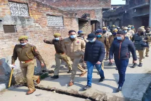 बाराबंकी: डीएम और पुलिस अधीक्षक ने मतदाताओं से किया संवाद, अर्धसैनिक बलों के साथ फ्लैग मार्च में लिया हिस्सा