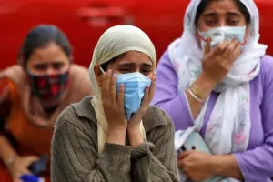 विशेषज्ञों ने किया इशारा, देश में जल्दी आ सकती है कोरोना की तीसरी लहर