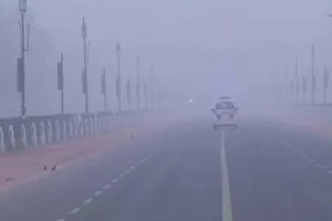 Delhi Weather: दिल्ली में तापमान 15.8 डिग्री सेल्सियस दर्ज, AQI पहुंचा 324