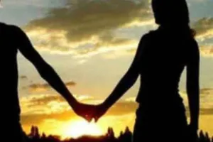 रामपुर: दो युवतियों के प्यारे में आड़े आया ग्राम प्रधान तो छत से कूदी सहेली