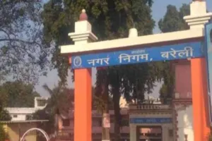 बरेली: पाइप लाइन बिछाने में गड़बड़ी की जीएम ने की जांच, सैंपल लिए