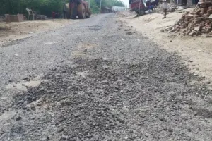 बरेली: बारिश में निर्माणाधीन सड़कों पर चलना हुआ खतरनाक