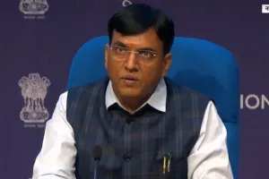 मांडविया ने अहमदाबाद अंतरराष्ट्रीय हवाई अड्डे पर आरटी-पीसीआर जांच केंद्र का लिया जायजा