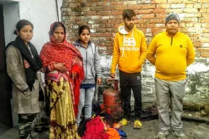 अयोध्या: गैस चूल्हे से लगी आग, लाखों का सामान राख में बदला