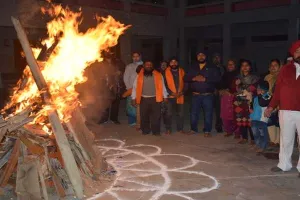 अयोध्या : सुंदर मुंदरीय होए तेरा कौन विचारा… शहर में दिखा लोहड़ी का उल्लास