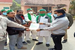 बहराइच: किसानों ने मनाया विश्वासघात दिवस, उप जिलाधिकारी को सौंपा ज्ञापन