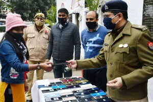 बरेली: खोए मोबाइल पाकर आई 100 लोगों के चेहरे पर मुस्कान