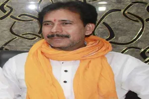 सबसे बड़े माफिया की गाड़ी में चलने वाले अपनी सुरक्षा की बात कर रहे हैं: अनिल राजभर