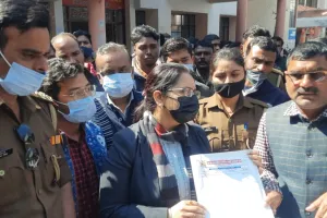 सफाईकर्मी की मौत पर गुस्साए कर्मचारी, दूसरे दिन भी प्रदर्शन जारी