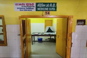 अयोध्या: जिला अस्पताल में मरीजों का बुरा हाल, समय पर नहीं आते डॉक्टर, घंटों खड़े रहते हैं तीमारदार