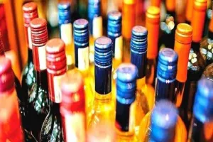 रुद्रपुर: झनकईया में 10 तो रुद्रपुर में 15 पेटी अवैध शराब पकड़ी