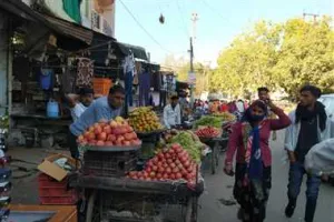 हल्द्वानी: पैसे लेकर दुकानों के आगे खुद ही फड़-ठेले लगवा रहे दुकानदार