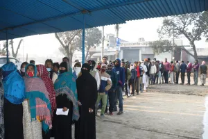 बरेली: कहीं बूथ खाली तो कहीं मतदाताओं की लंबी कतारें